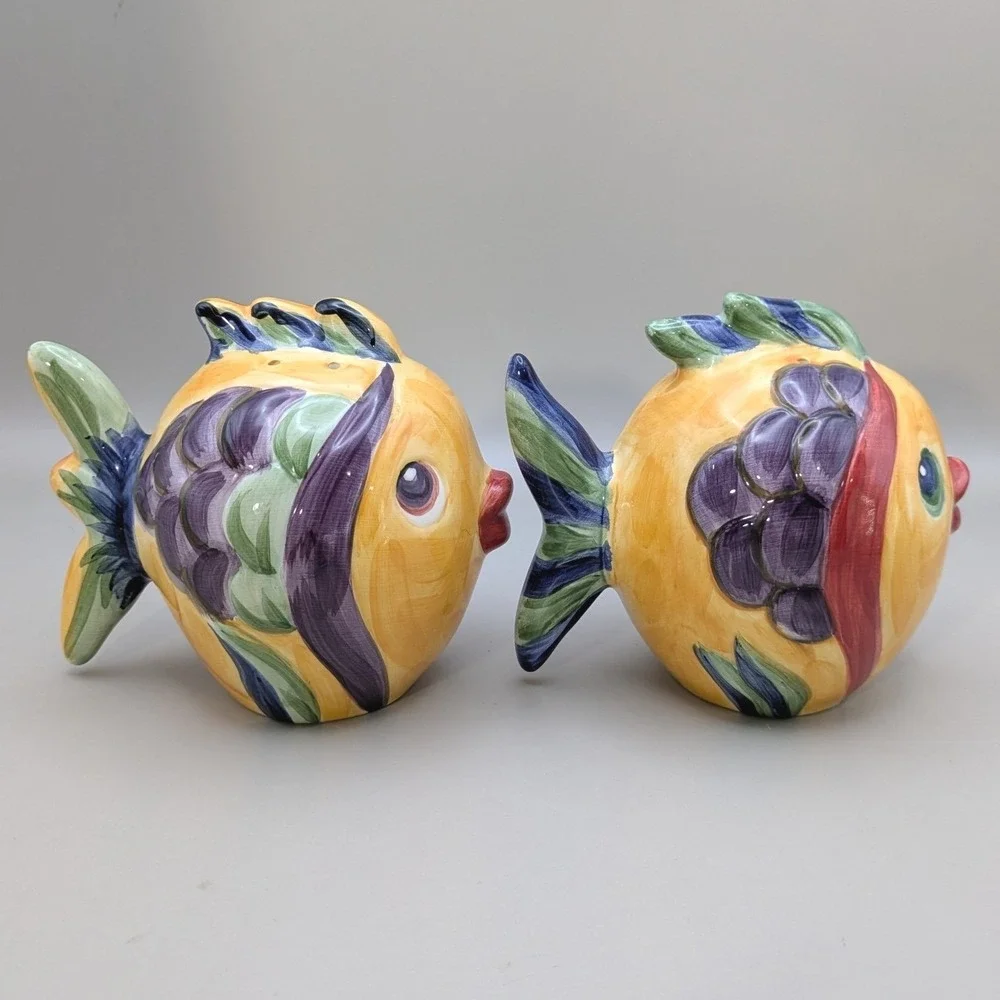 Tabletops Lifestyles Under The Sea Kissing Fish Salt & Pepper Shakers with Tray